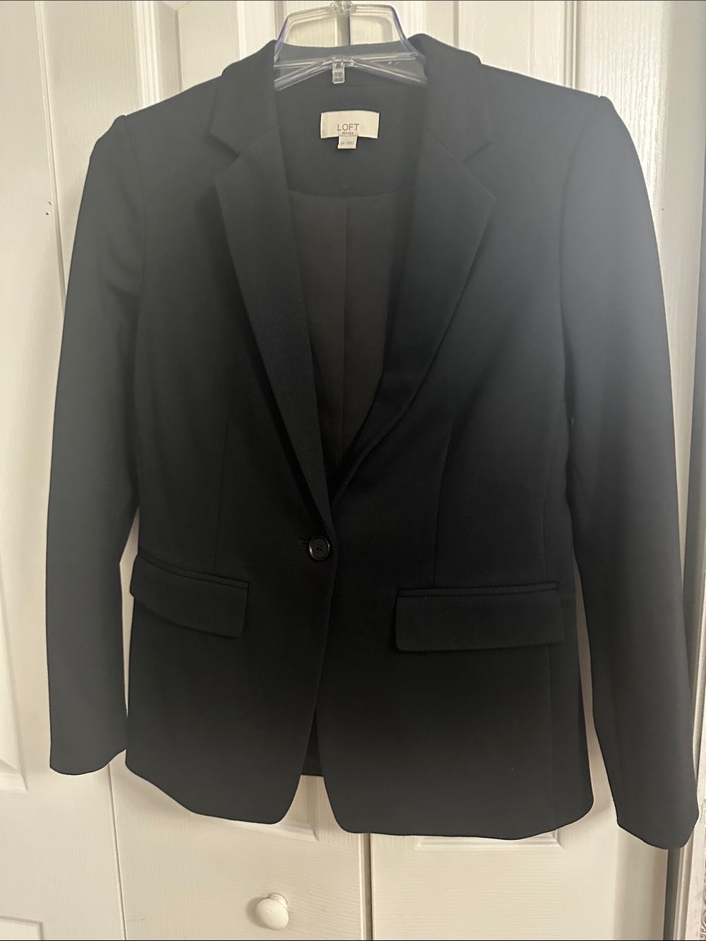ANN TAYLOR LOFT 68% rayon 28% nylon 4% spandex black blazer size 8P. Excellent!